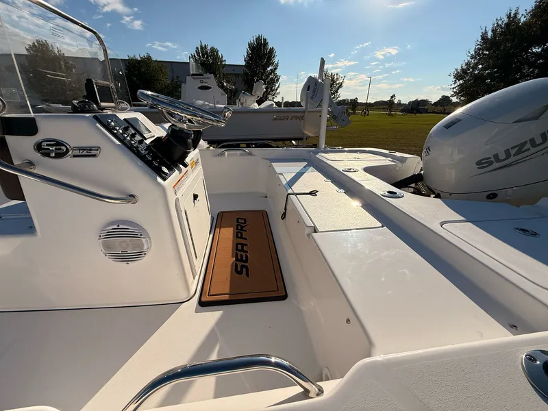 Slide: The Image of Sea Pro 172 Bay Series 2026 - 10