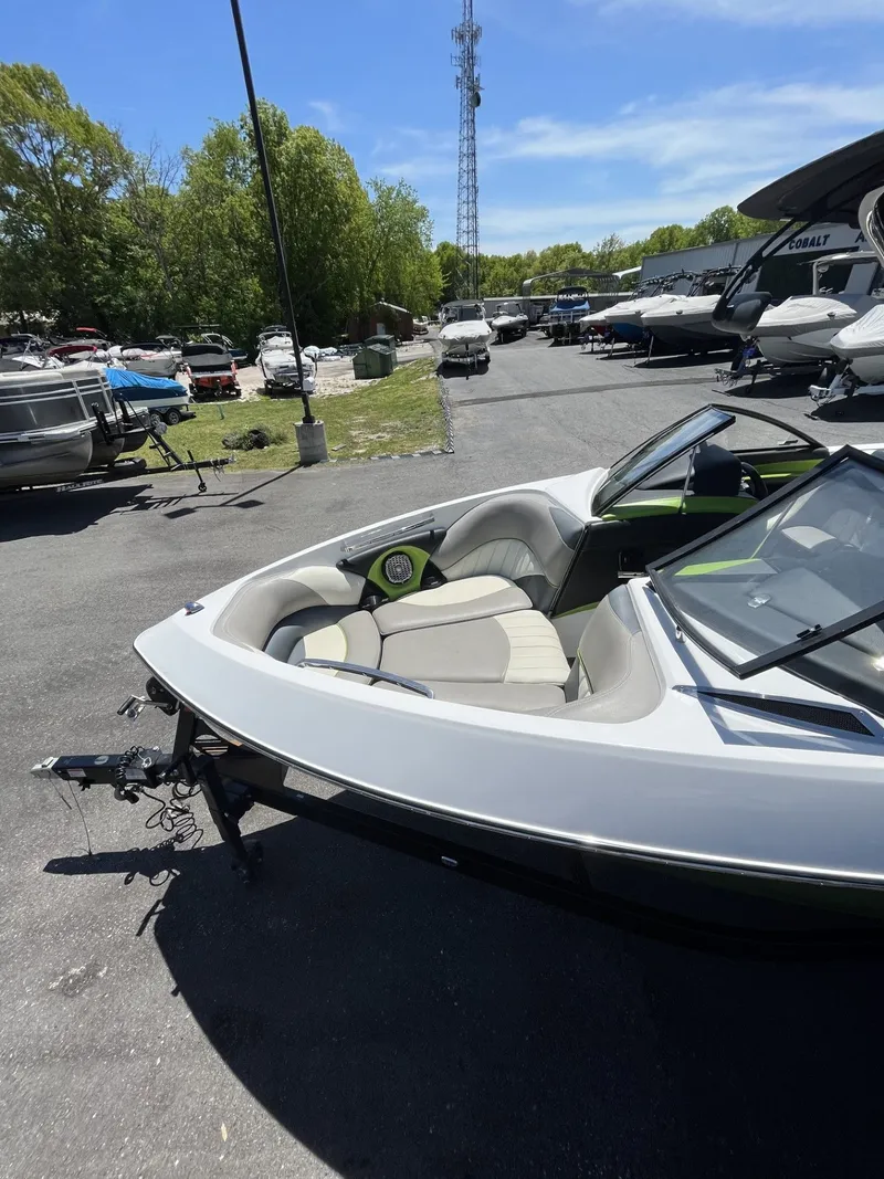 Slide: The Image of Malibu W247LSV 2014 - 15