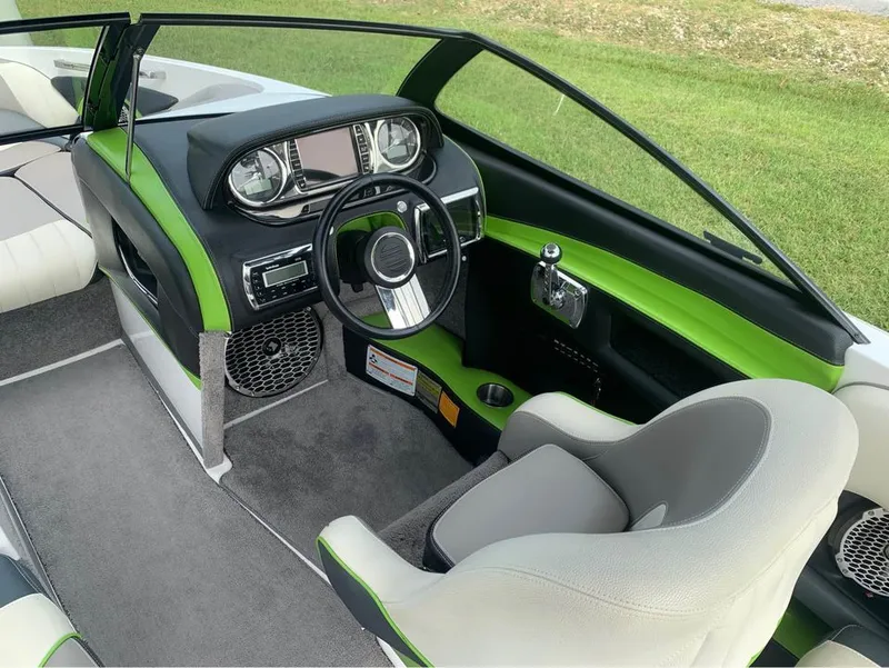 Slide: The Image of Malibu W247LSV 2014 - 4