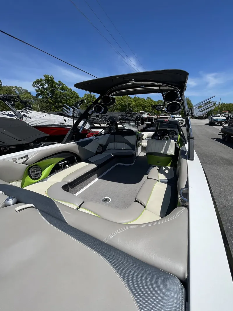 Slide: The Image of Malibu W247LSV 2014 - 8