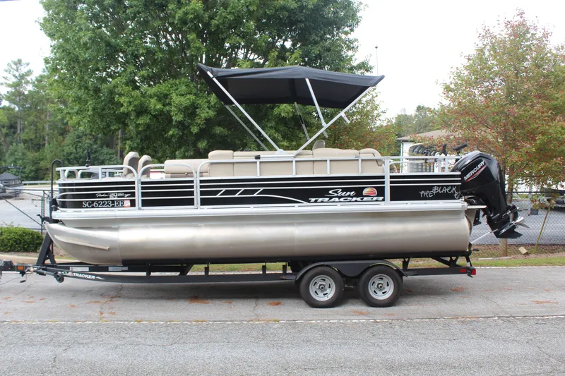 The Image of Tracker 20 DLX 2022 - 1