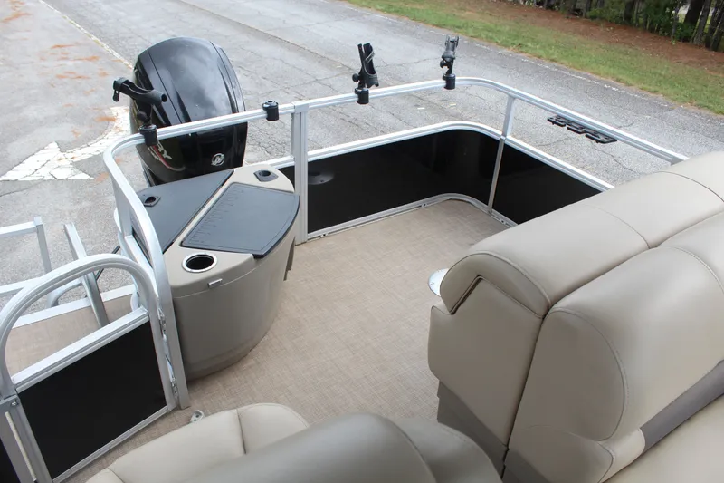 Slide: The Image of Tracker 20 DLX 2022 - 10