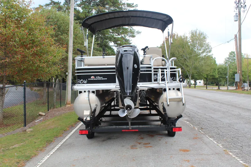 Slide: The Image of Tracker 20 DLX 2022 - 3