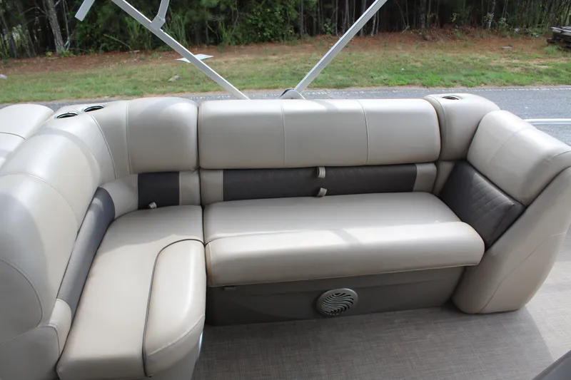 Slide: The Image of Tracker 20 DLX 2022 - 7