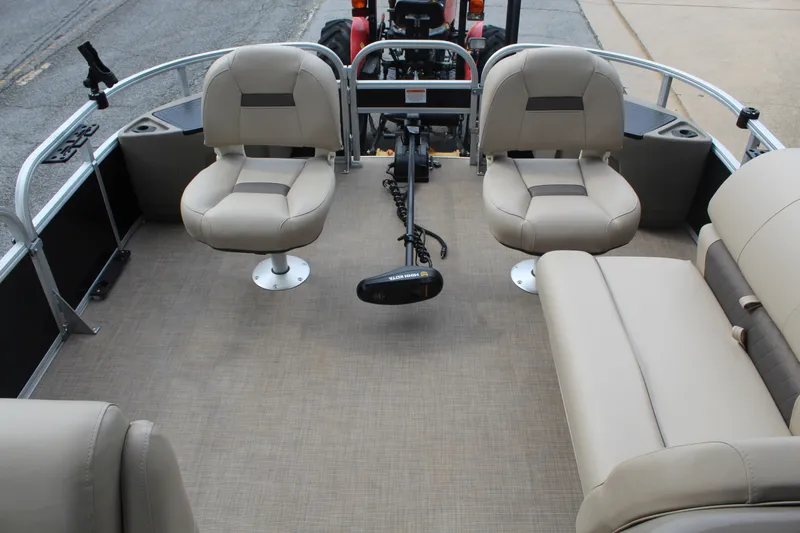 Slide: The Image of Tracker 20 DLX 2022 - 8