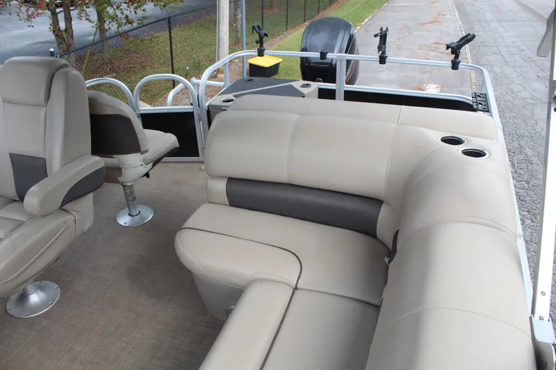 Slide: The Image of Tracker 20 DLX 2022 - 9