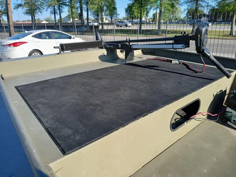 Slide: The Image of Lowe Roughneck U2070CC 2020 - 8