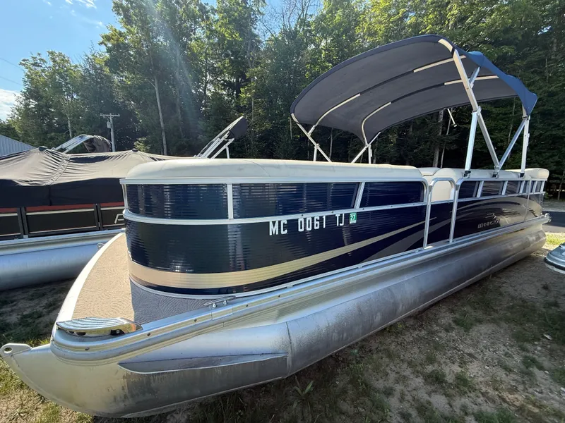 The Image of Bennington 2274GLi 2011 - 1