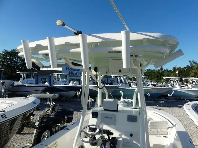 Slide: The Image of 2019 Sea Born LX22 Center Console with livewell and cup holder. - 8