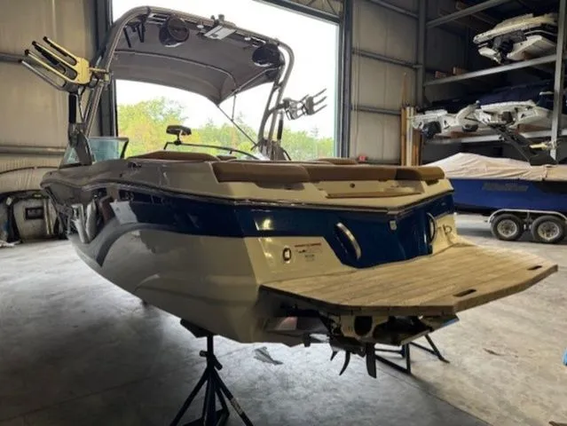 Slide: The Image of MasterCraft XT22 2020 - 4