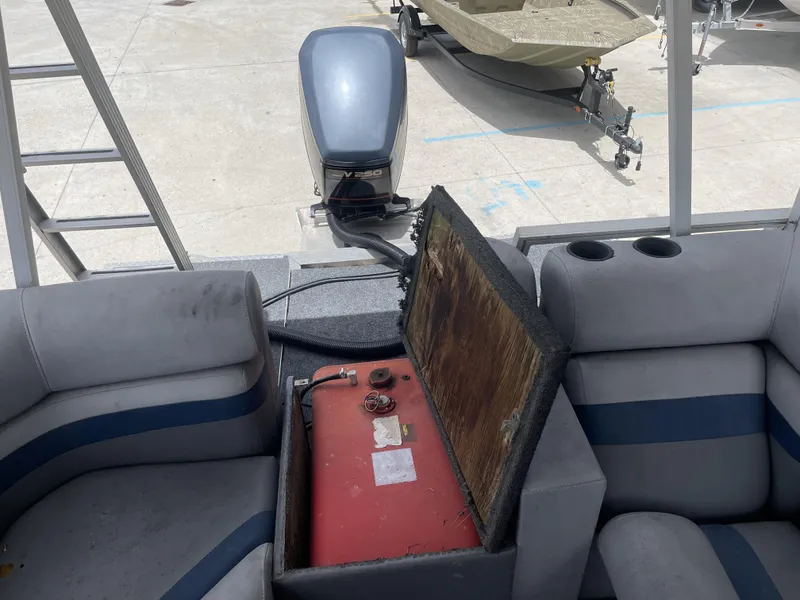 Slide: The Image of Pontoon 29 Beachcomber 1985 - 10