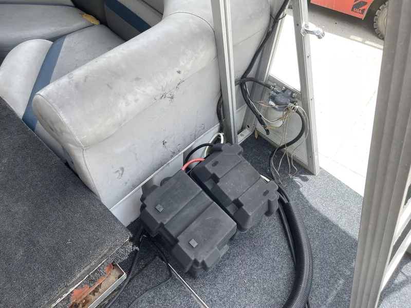 Slide: The Image of Pontoon 29 Beachcomber 1985 - 13