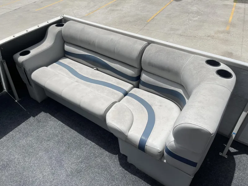 Slide: The Image of Pontoon 29 Beachcomber 1985 - 23