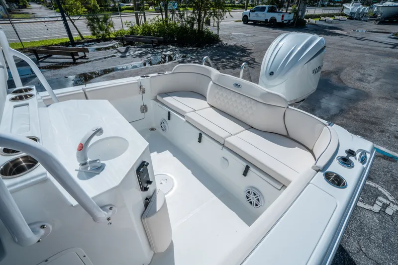 Slide: The Image of Sea Hunt Ultra 245 SE 2026 - 10