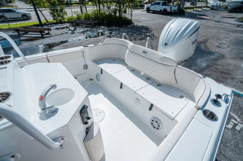 Slide: The Image of Sea Hunt Ultra 245 SE 2026 - 11