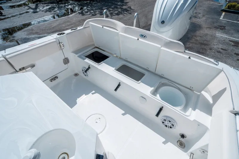 Slide: The Image of Sea Hunt Ultra 245 SE 2026 - 12