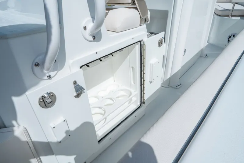 Slide: The Image of Sea Hunt Ultra 245 SE 2026 - 14