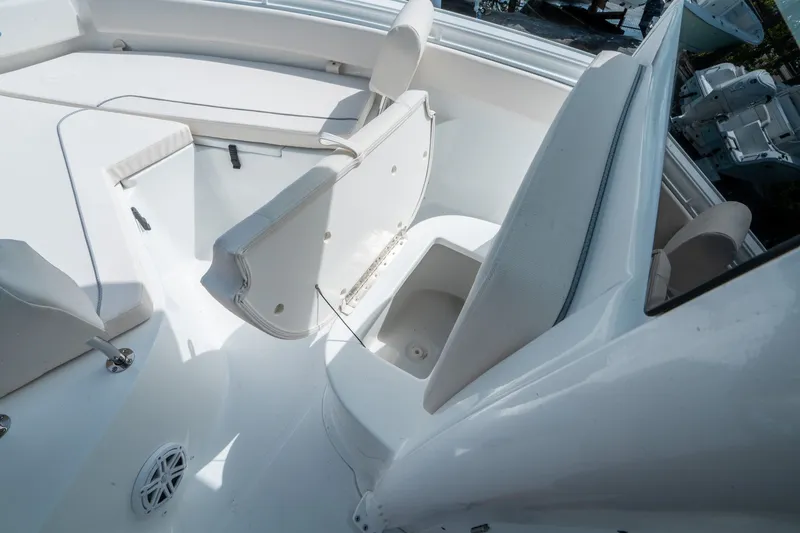 Slide: The Image of Sea Hunt Ultra 245 SE 2026 - 24