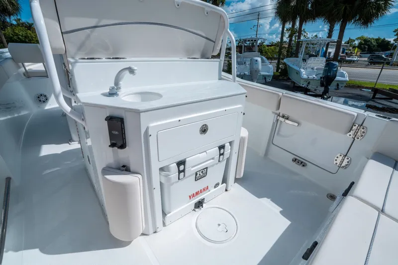 Slide: The Image of Sea Hunt Ultra 245 SE 2026 - 13