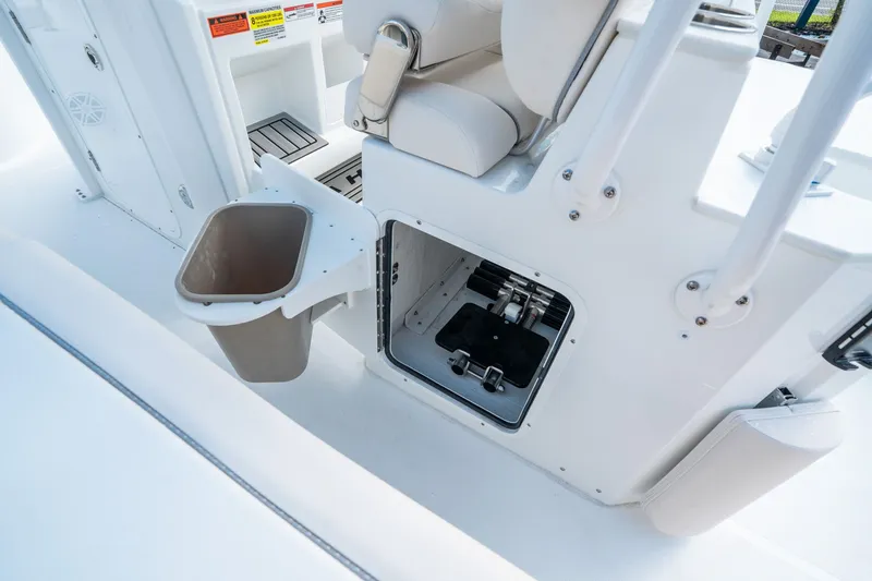 Slide: The Image of Sea Hunt Ultra 245 SE 2026 - 15