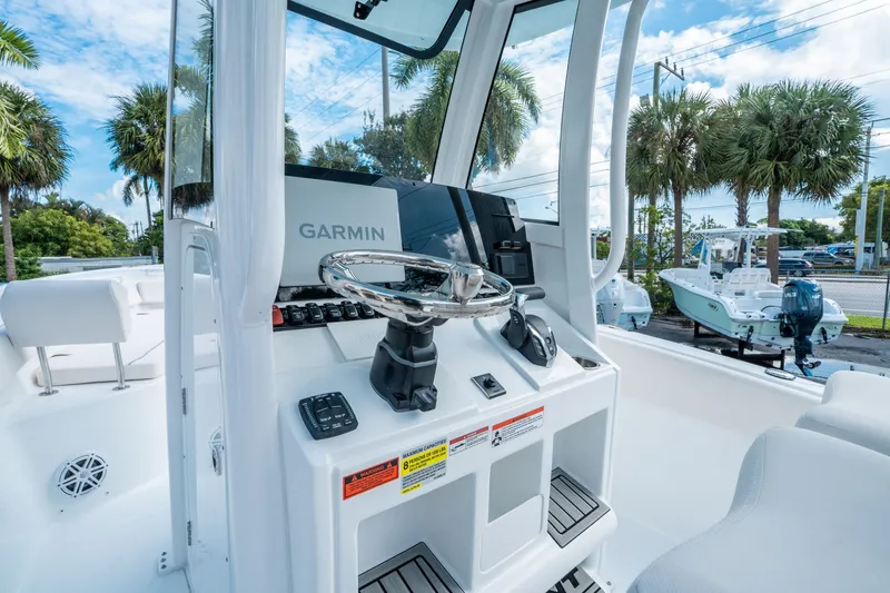 Slide: The Image of Sea Hunt Ultra 245 SE 2026 - 17