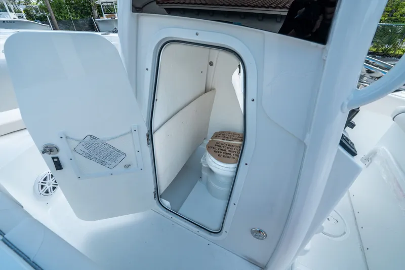 Slide: The Image of Sea Hunt Ultra 245 SE 2026 - 18