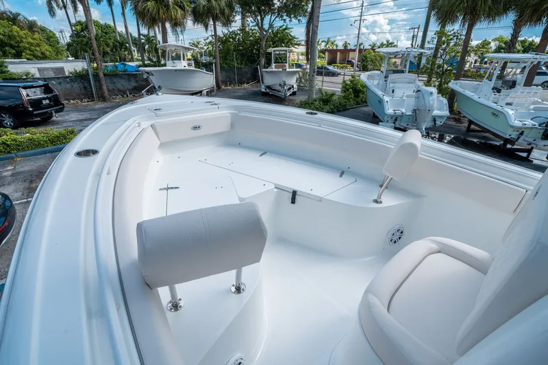 Slide: The Image of Sea Hunt Ultra 245 SE 2026 - 20