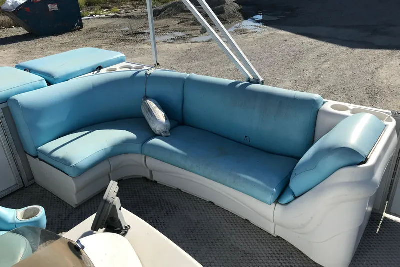 Slide: The Image of Blue seating on a 2006 Sunset Bay CRUISE DELUXE boat, outdoor setting. - 13