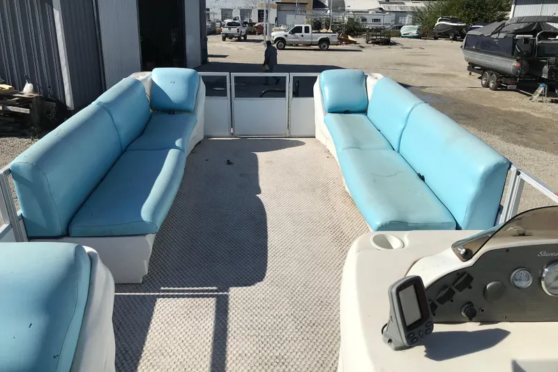 Slide: The Image of 2006 Sunset Bay CRUISE DELUXE pontoon boat with blue seating and control panel. - 15