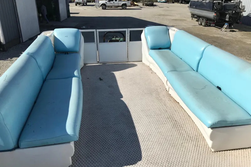 Slide: The Image of Interior of a 2006 Sunset Bay CRUISE DELUXE pontoon boat with blue seating. - 16