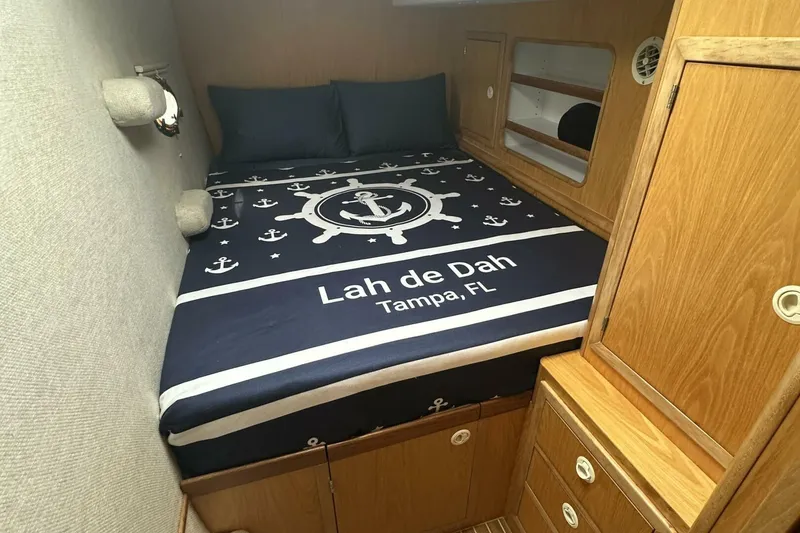 Slide: The Image of 2007 Manta 44 Power Cat 'Lah De Dah' - Cabin - 15