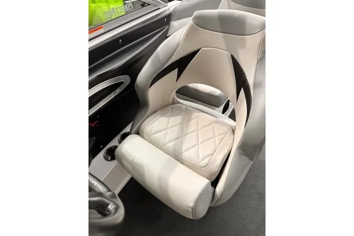 Slide: The Image of 2009 MasterCraft X-15 boat seat with diamond-stitched upholstery and ergonomic design. - 17