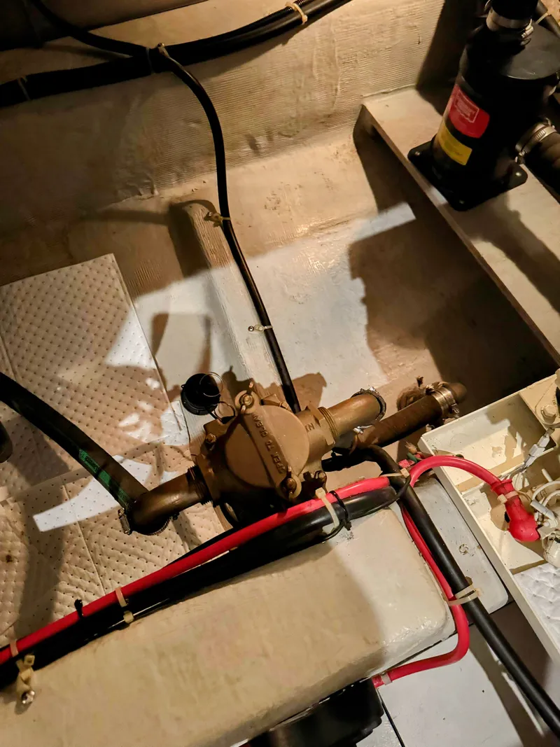 Slide: The Image of Carver 406 Aft Cabin Motor Yacht 1999 - 53