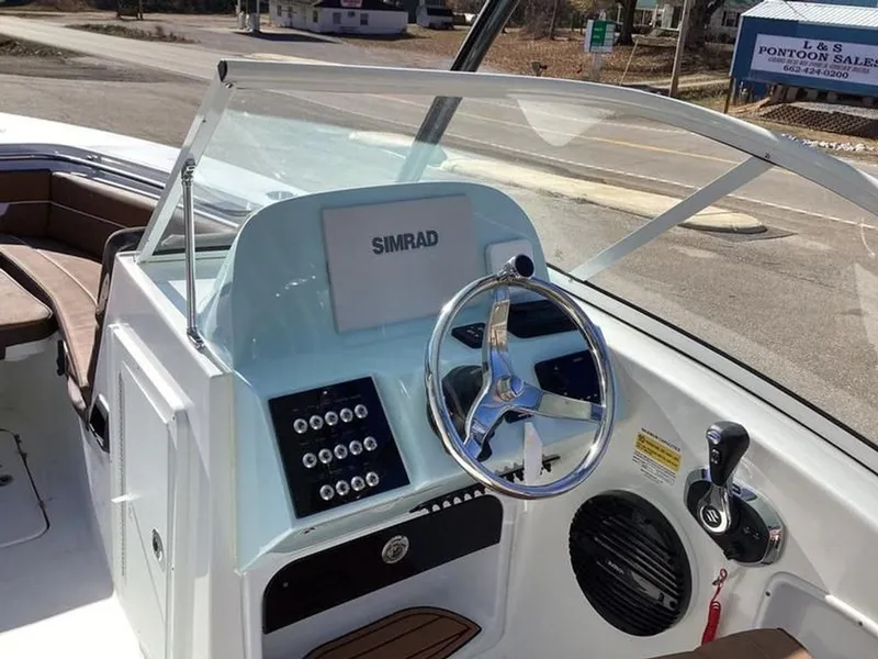 Slide: The Image of Sea Pro 240 DLX CC 2024 - 2