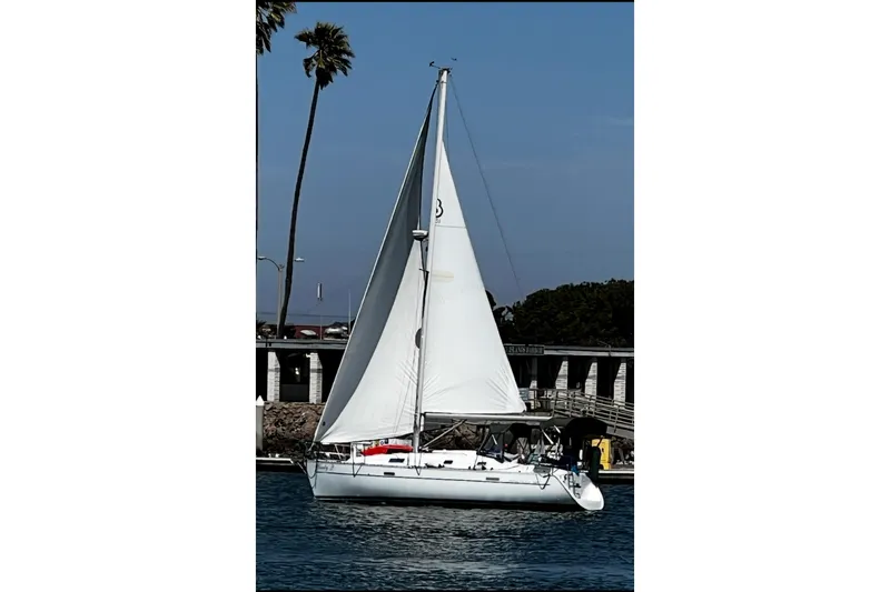 The Image of Sailboat Beneteau 331 (2002) cruising near coastal homes and palm trees. - 0