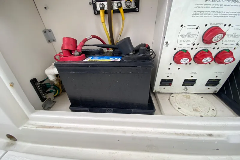 Slide: The Image of 2007 Robalo R305 Walkaround with twin Yamaha 300 V6 outboard engines. - 41