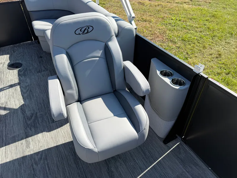 Slide: The Image of Bentley Pontoons Legacy 220 Navigator Quad Lounge & Honda 4-Stroke EFI 2026 - 10