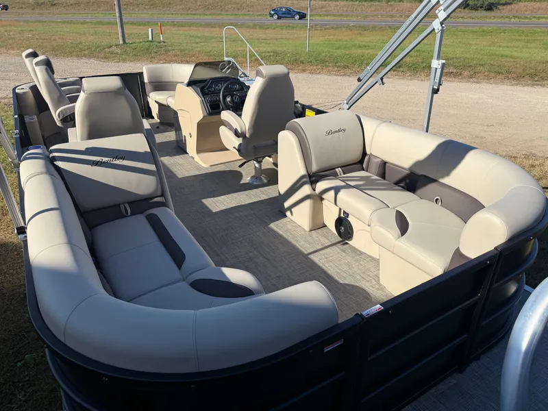 Slide: The Image of Bentley Pontoons Legacy 220 Navigator DL Quad Lounge 2026 - 22