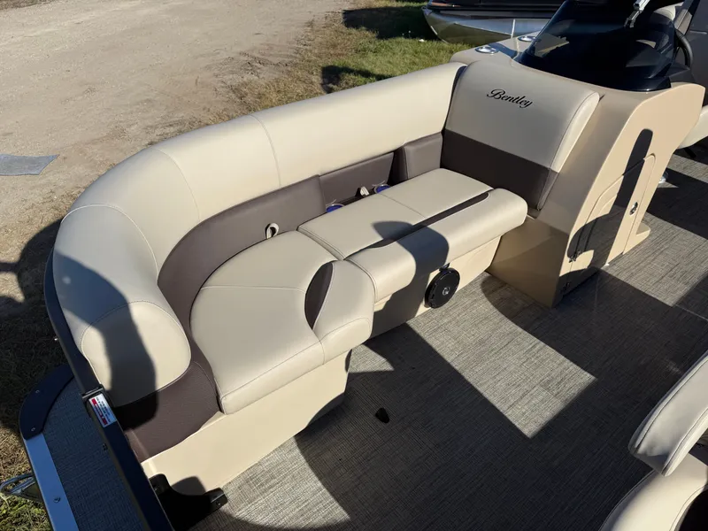 Slide: The Image of Bentley Pontoons Legacy 220 Navigator DL Quad Lounge 2026 - 9