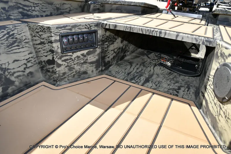 Slide: The Image of Tracker Grizzly 1650 T Prairie Wings Edition w/40HP Mercury Tiller 2026 - 14