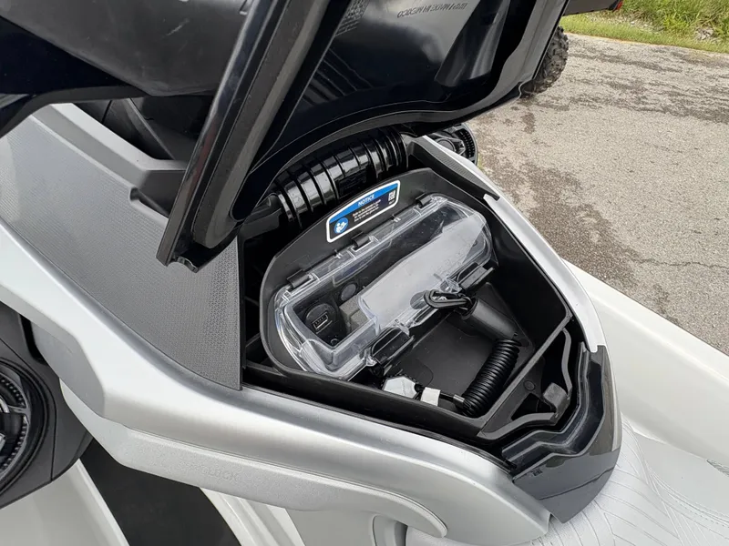 Slide: The Image of Sea-Doo GTX Limited 300 2024 - 16