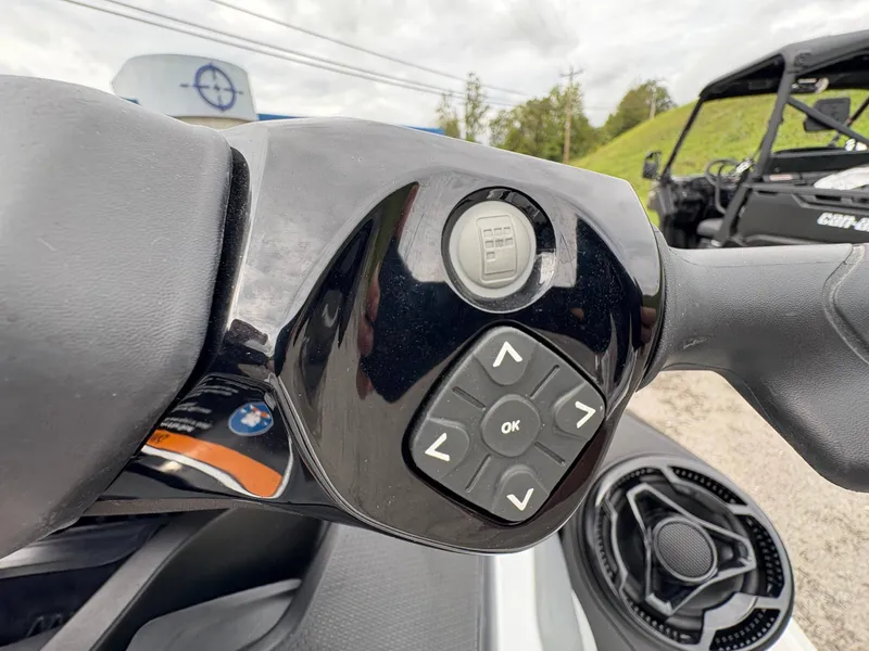 Slide: The Image of Sea-Doo GTX Limited 300 2024 - 17