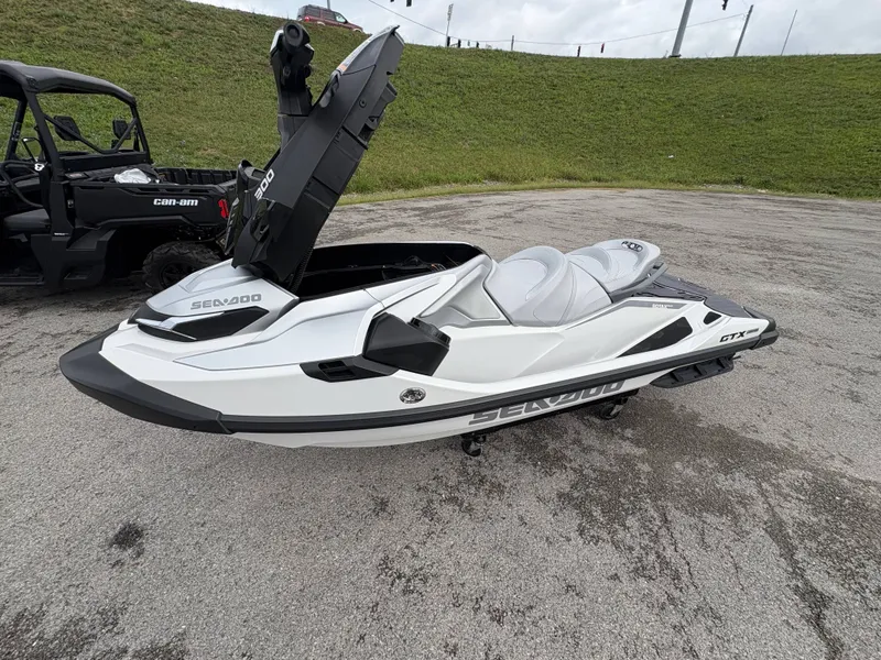 Slide: The Image of Sea-Doo GTX Limited 300 2024 - 28