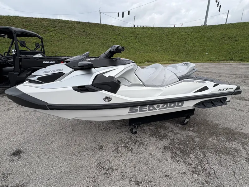 Slide: The Image of Sea-Doo GTX Limited 300 2024 - 4
