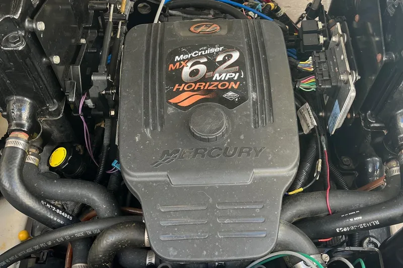 Slide: The Image of Engine of 2006 Sea Ray 260 Sundancer, featuring MerCruiser 6.2 MPI Horizon. - 15