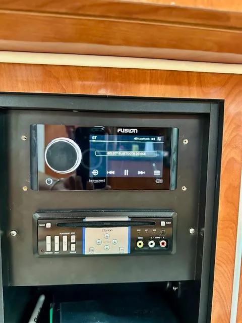 Slide: The Image of 2006 Doral Elegante audio system with Fusion stereo and Clarion controls. - 21