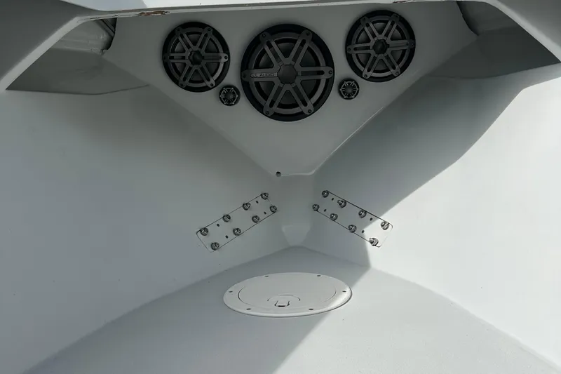 Slide: The Image of 2004 SeaVee Center Console boat interior with speakers and hatch. - 19