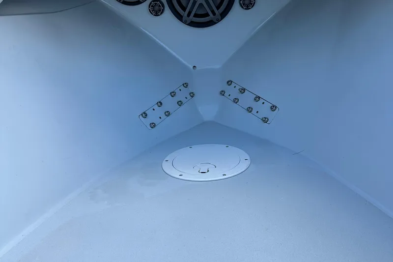 Slide: The Image of 2004 SeaVee Center Console interior with speakers and hatch. - 23