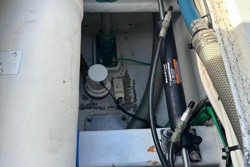 Slide: The Image of 2004 SeaVee Center Console boat hydraulic system and components. - 29