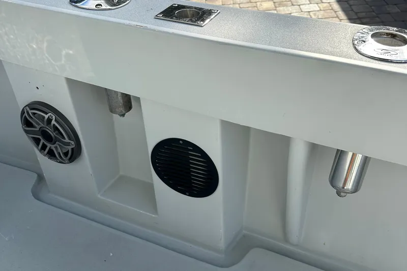Slide: The Image of 2004 SeaVee Center Console boat interior with speakers and metal fixtures. - 30